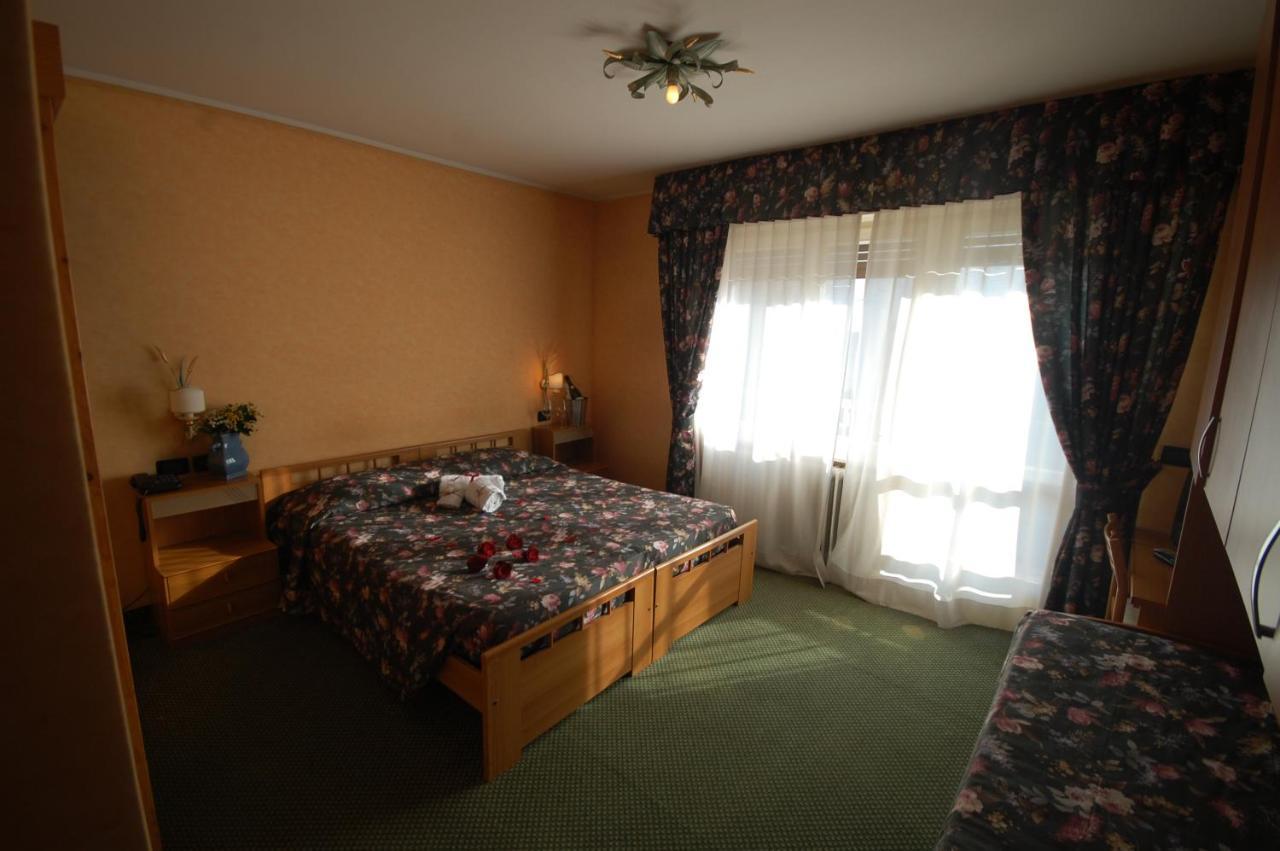 Chalet Fiocco Di Neve ปินโซโล ภายนอก รูปภาพ